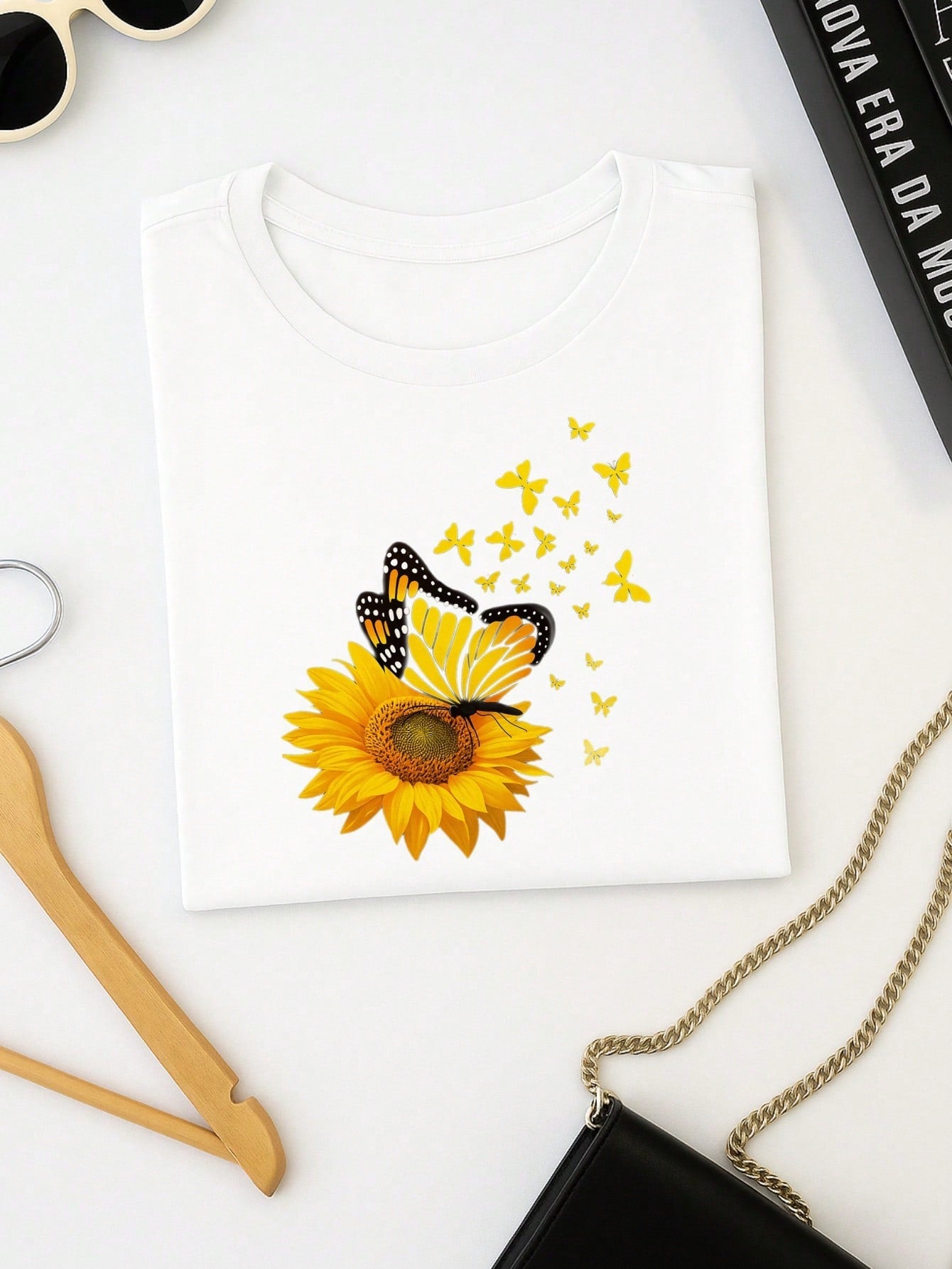 T-Shirt Feminina de Algodão Blusa Básica Estampada 100% Algodão – Girassol com Borboletas, Confortável e Estilosa