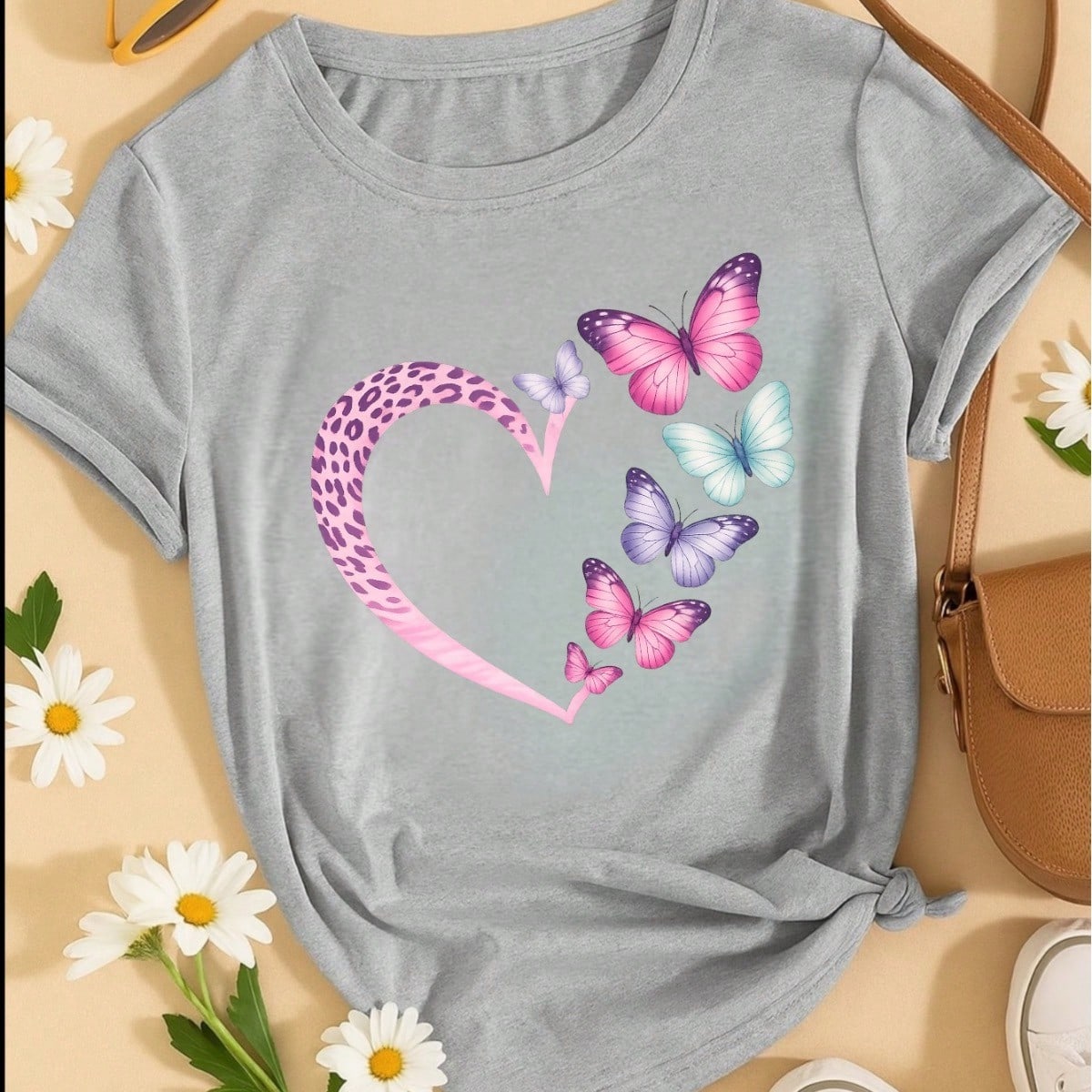 Camiseta Feminina 100% Algodão Coração com Borboletas Estampa Delicada Casual P-GG