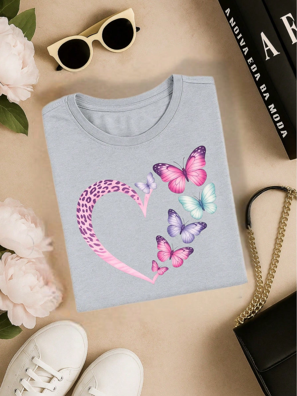 Camiseta Feminina 100% Algodão Coração com Borboletas Estampa Delicada Casual P-GG