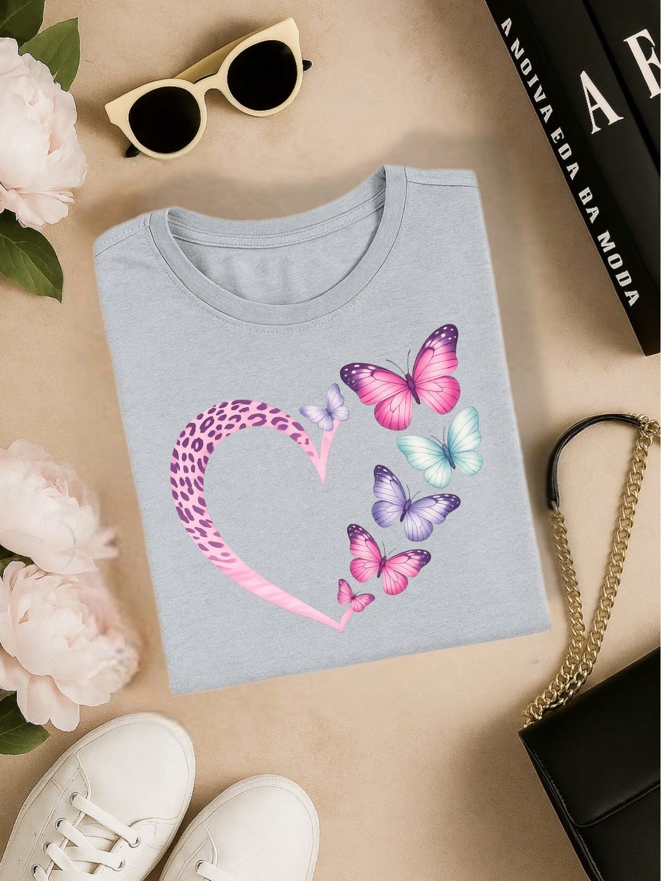 Camiseta Feminina 100% Algodão Coração com Borboletas Estampa Delicada Casual P-GG