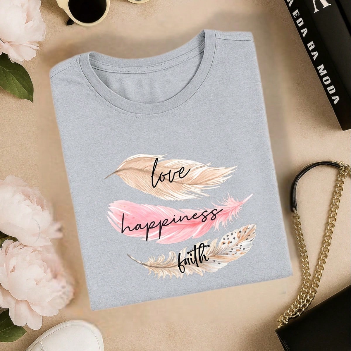 Camiseta Feminina 100% Algodão Estampa Love Happiness Faith Penas Casual P-GG