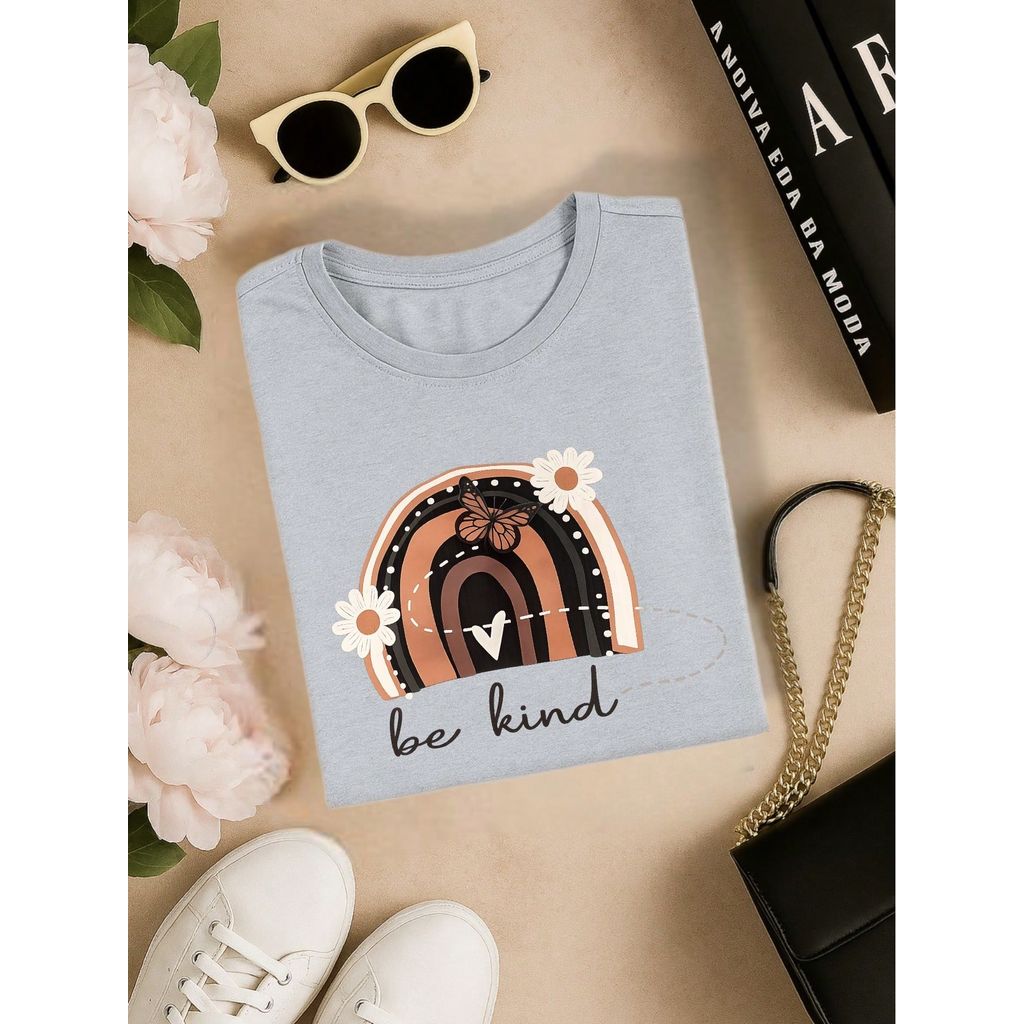Camiseta Feminina 100% Algodão Blusa T-shirt Babylook Estampa Be Kind Arco Íris Casual P-GG